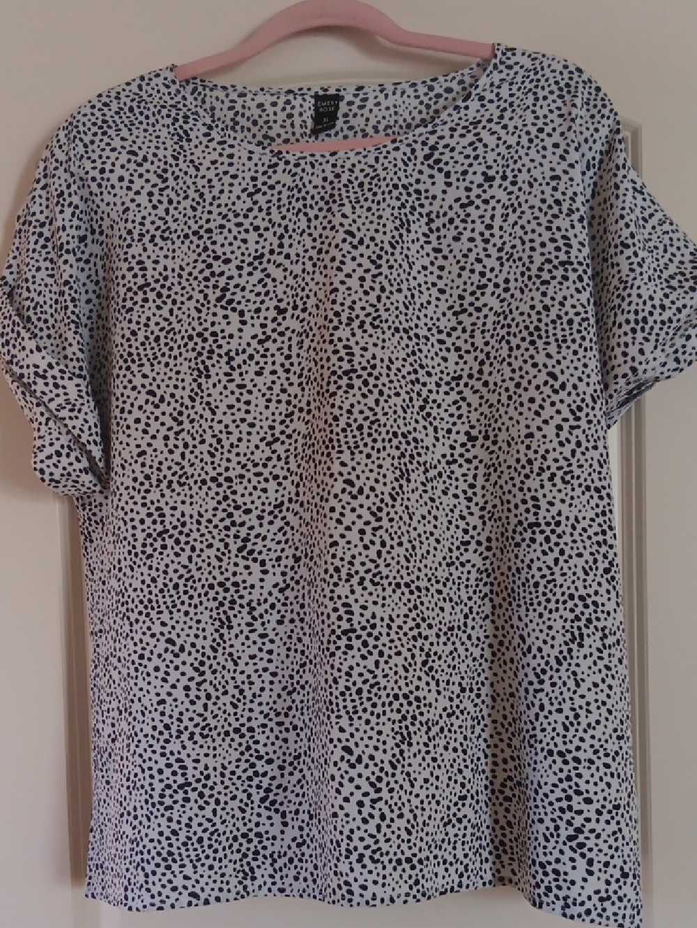 Short Sleeve Crewneck Top in Black Speckle on White